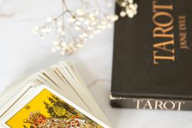 Bí Ẩn Và Hấp Dẫn Của Bộ Bài Tarot: Tại Sao Giới Trẻ Lại Thích Xem Bài Tarot?